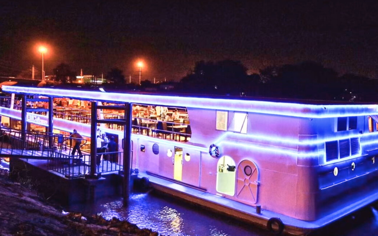 The beauty of the Vela Cruise on the Chao Phraya River